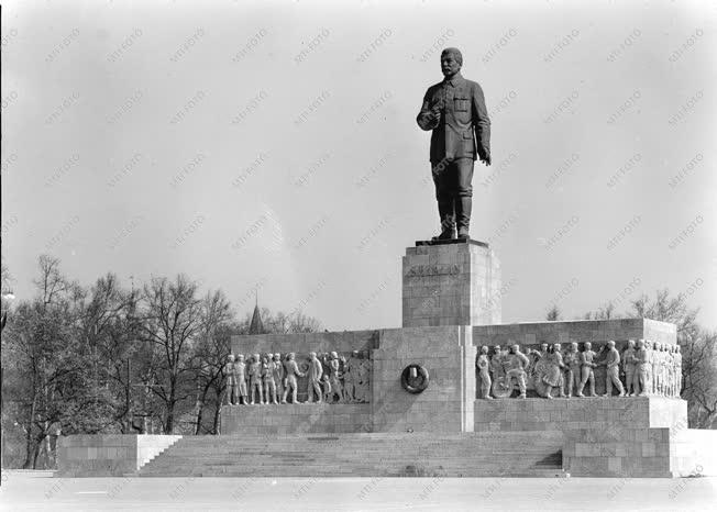 Belpolitika - Kultúra - A Sztálin-szobor 