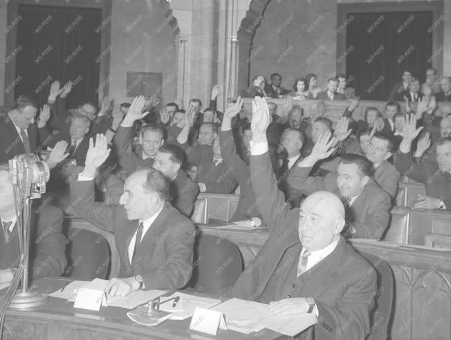 Belpoltika - Az Országgyűlés ülése 1956-ban