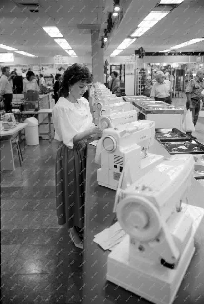 Kereskedelem - Singer varrógép shop nyílt a Skála áruházban