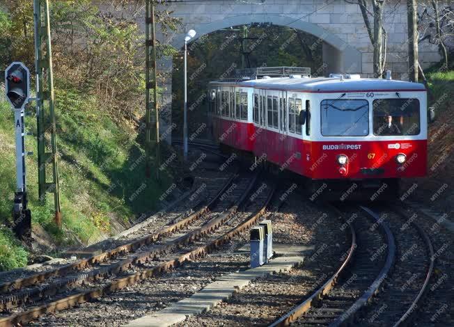 Közlekedés - Budapest - A végállomásra érkezik a fogaskerekű