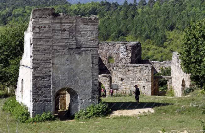 Turizmus - Pilisborosjenő - Látogatók az „egri várnál˝