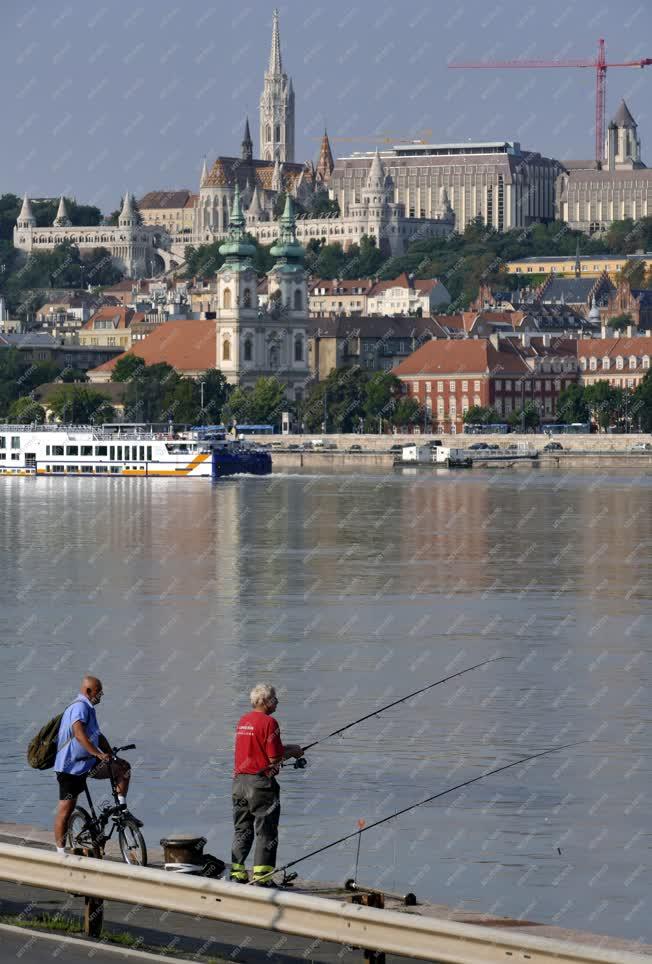 Szabadidő - Budapest - Horgász a Duna-parton