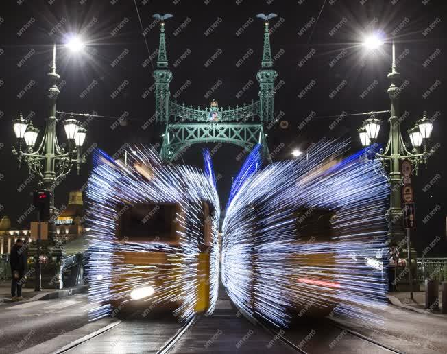 Közlekedés - Budapest - Fényillamosok a Szabadság hídon
