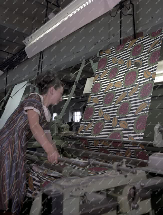 Ipar - Divatszövet gyártás egy textilgyárban
