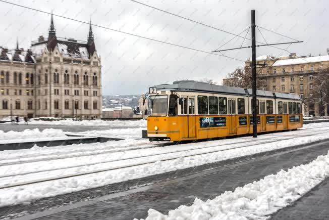Városkép - Budapest - 2-es villamos a Kossuth Lajos téren 