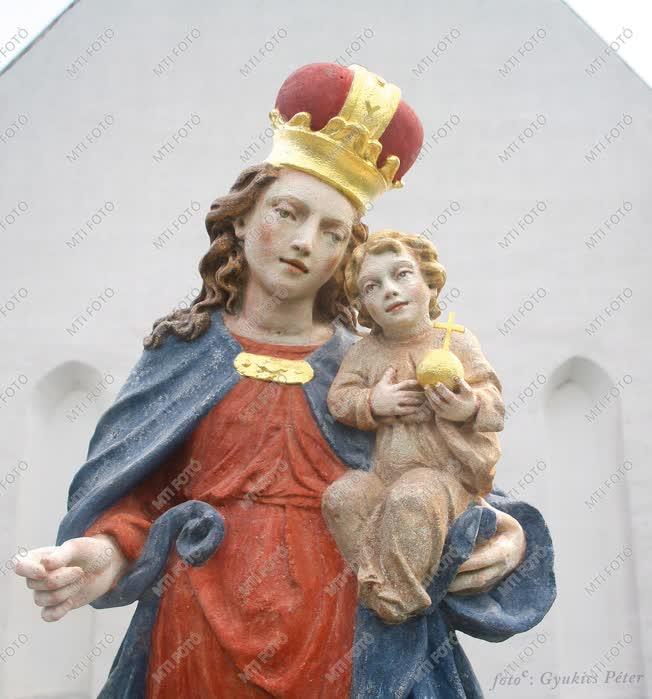 Műalkotás - Egyházi szobor a Szeged-alsóvárosi templom elő