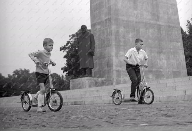 Sport - Rollerverseny a Felvonulási téren