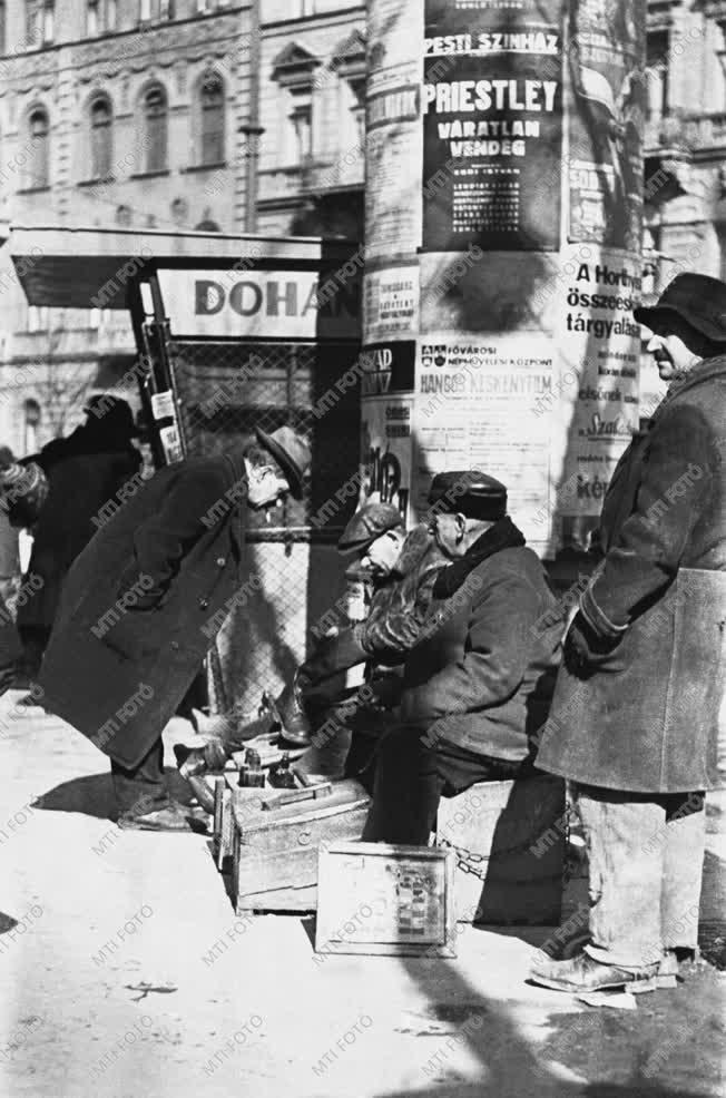 Foglalkozás - Életkép - Utcai cipőtisztító dolgozik Budapesten