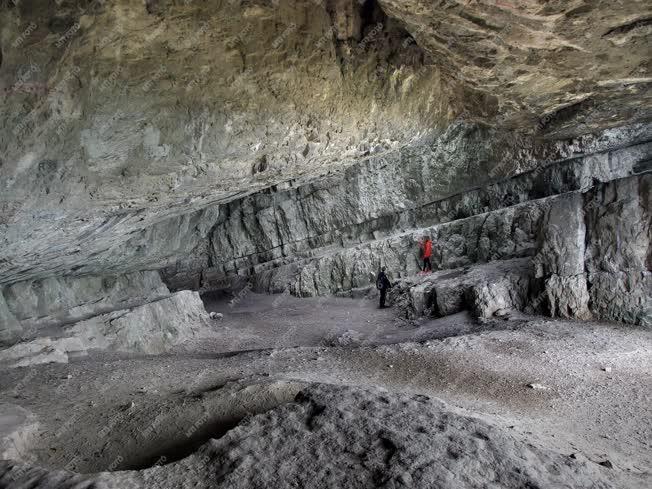 Természeti képződmény - Tatabánya - Szelim-barlang