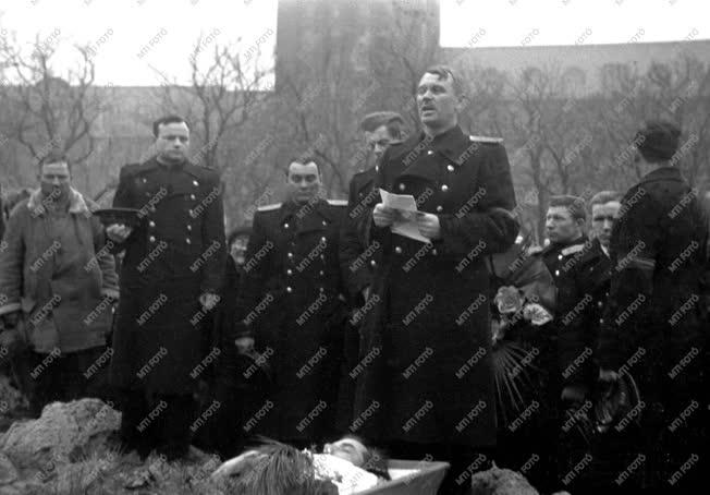 Háború - Szovjet katonai temetés