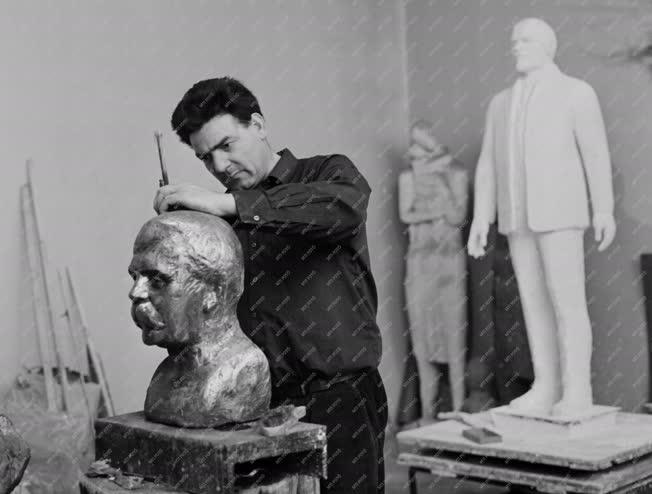 Kultúra - Képzőművészet - Kalló Viktor Lenin szobrot készít