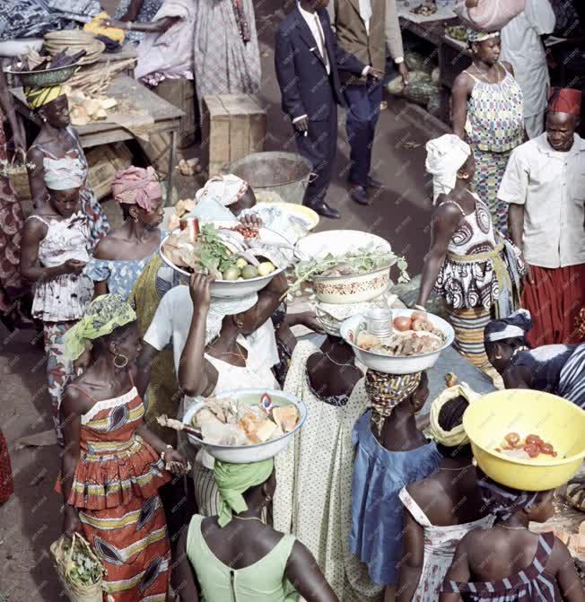 Guinea - Életkép - Magyar zománcedények a conakryi piacon