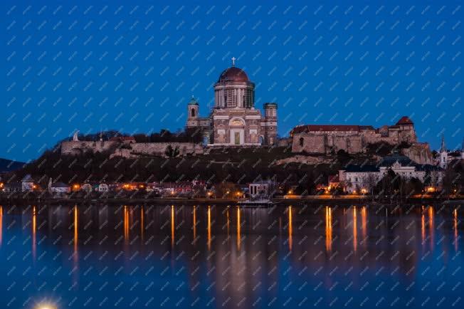 Városkép - Egyház - Esztergomi Bazilika esti felvételen