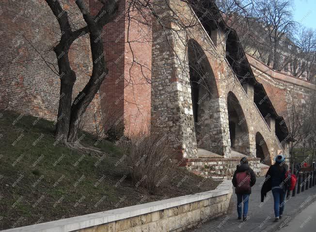 Turizmus - Budapest - Külföldiek a budai Várban