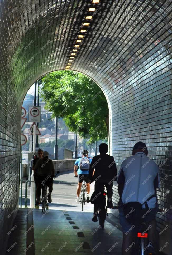 Városkép - Budapest - Kerékpárosok a Margit híd alatt