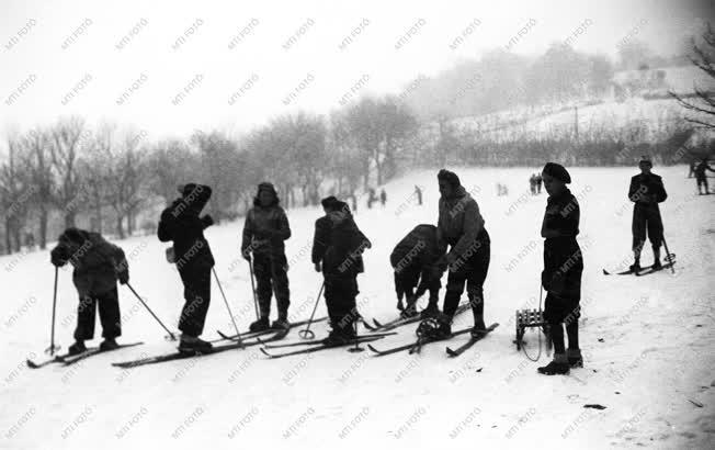 Sport - Életkép - Síverseny résztvevői a Svábhegyen