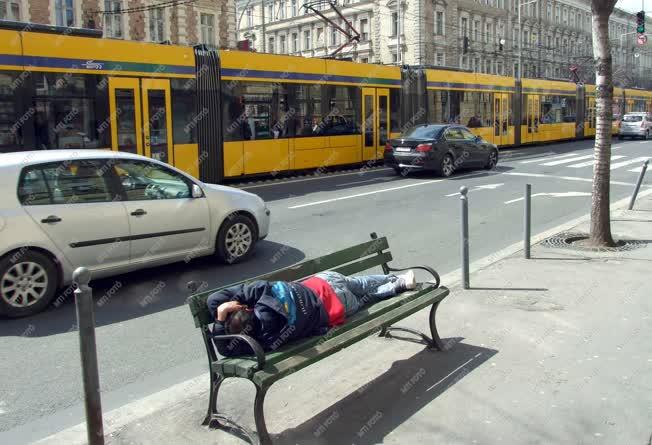 Életkép - Budapest - Padon alvó ember a körúton
