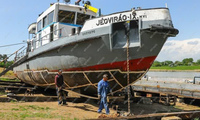 Hajózás - Tiszalök - Hajójavítás
