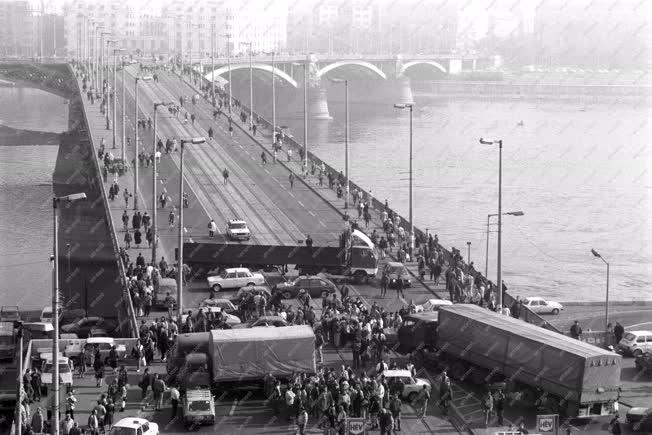 Tüntetés - Taxisok és árufuvarozók demonstrációja a Margit hídon