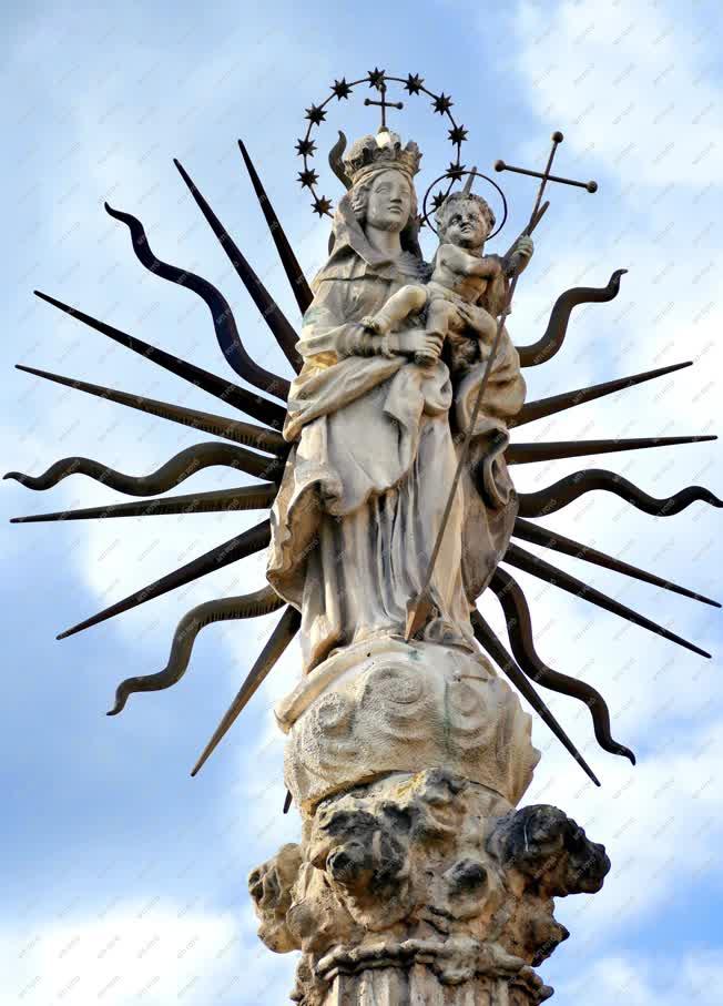 Köztéri szobor - Budapest - Madonna a Kisgyermekkel 
