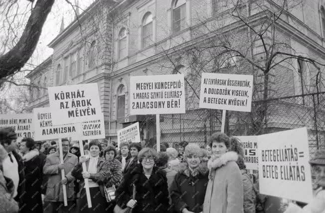 Tüntetés - Egészségügyi dolgozók demonstrációja Szegeden