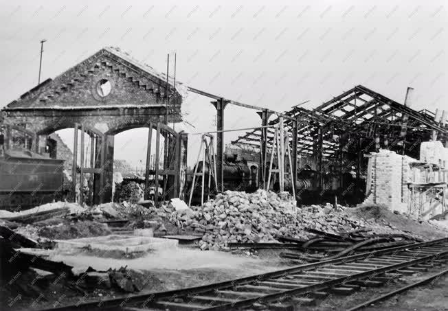 Történelem - Háború  - A szombathelyi fűtőház romjai 1945-ben