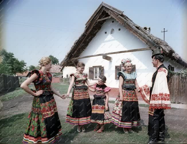 Néphagyomány - Matyó népviselet Mezőkövesden