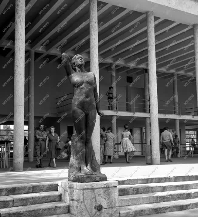 Női szobor a Palatinus strand bejárata előtt