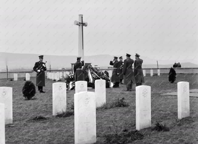 Évforduló - Koszorúzás az angol katonai temetőben