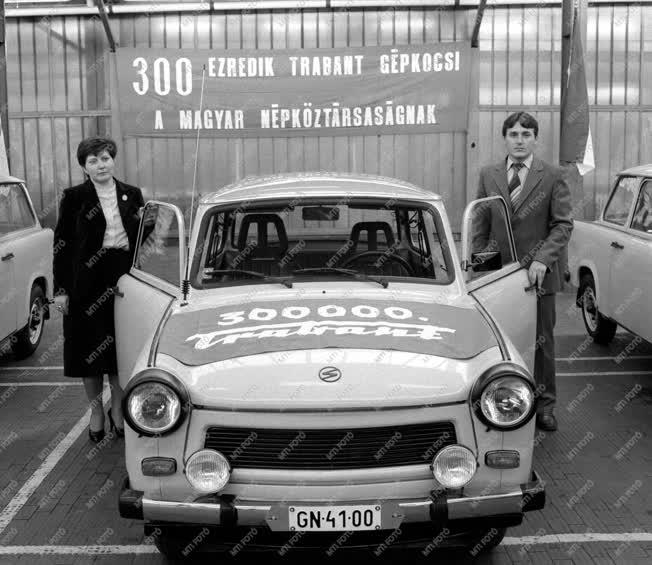 Kereskedelem - A 300 ezredik Trabant gépkocsi átvétele