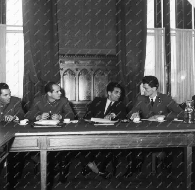 Külpolitika - '56-os forradalom - Szovjet katonai küldöttség a Parlamentben