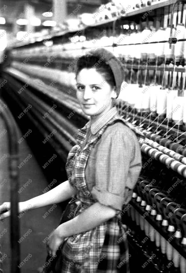 Ipar - Szövőnők a Pápai Textilművekben