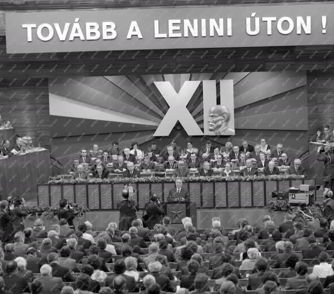 Belpolitika - Az MSZMP XII. kongresszusán