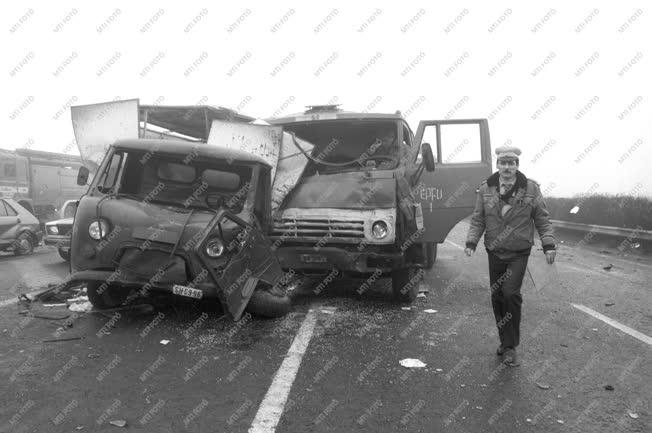 Baleset - Közúti baleset az M7-es autópályán