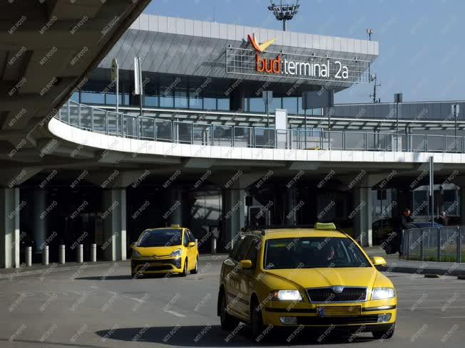 Közlekedés - Budapest - Taxik a Liszt Ferenc Repülőtérnél