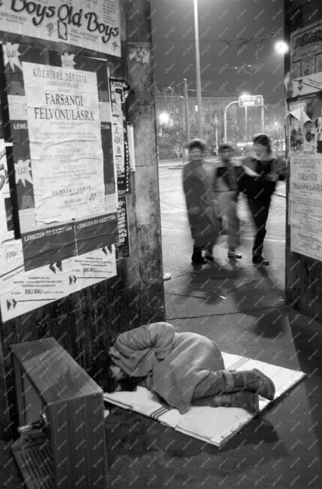 Hajléktalanság - Hajléktalan fekszik a Keleti pályaudvarnál