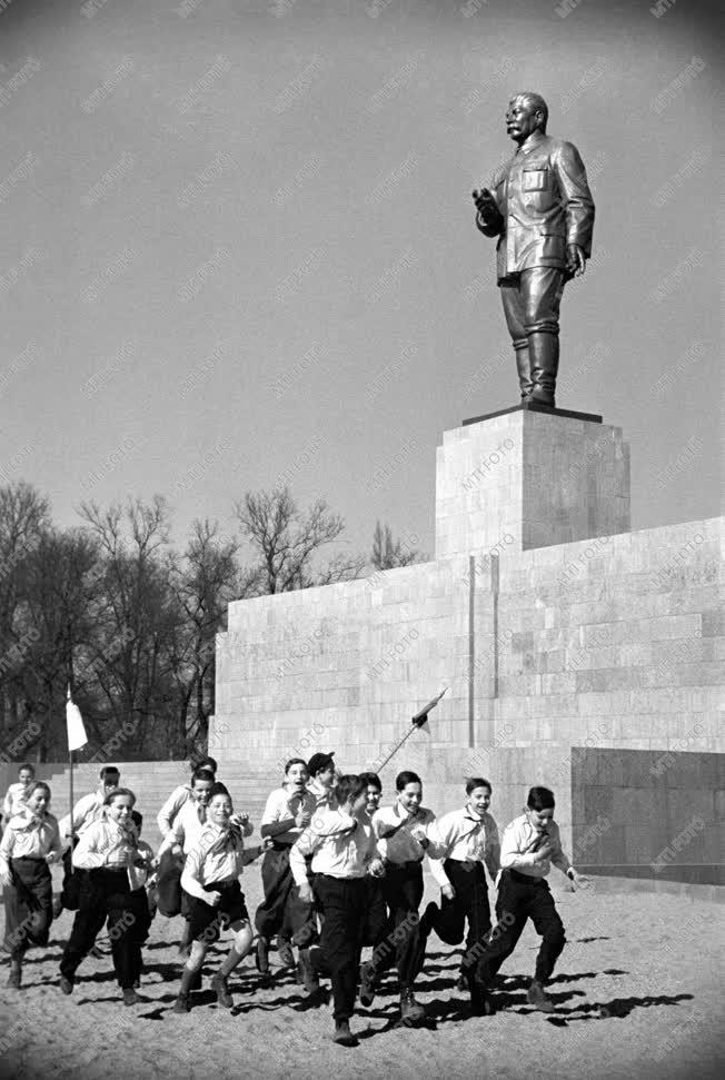Ünnep - Március 15. - Úttörők a Sztálin-szobornál
