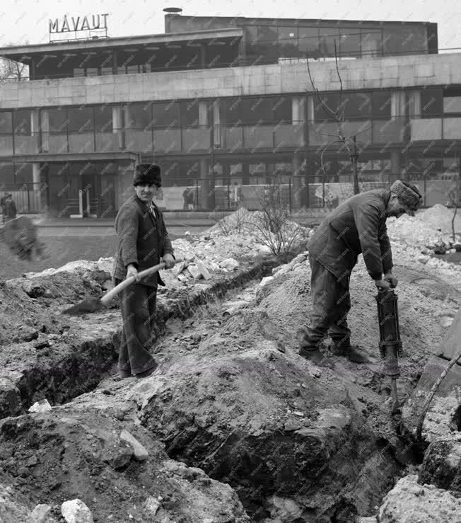 Építkezés - Május végéig befejezik az Engels tér rendezését