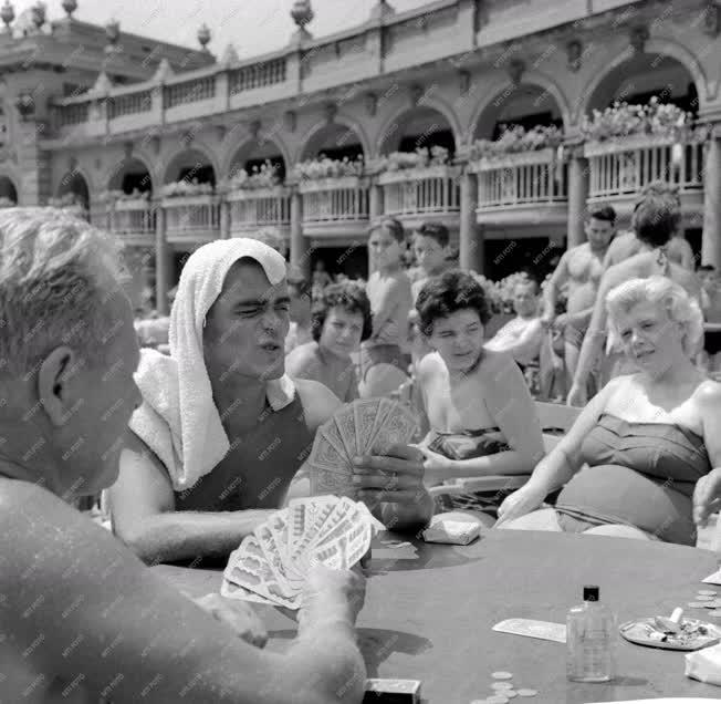 Szabadidő - Telt ház a Széchenyi strandon