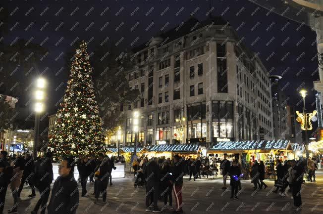 Ünnep - Budapest - Vörösmarty téri Adventi- és Karácsonyi Vásár