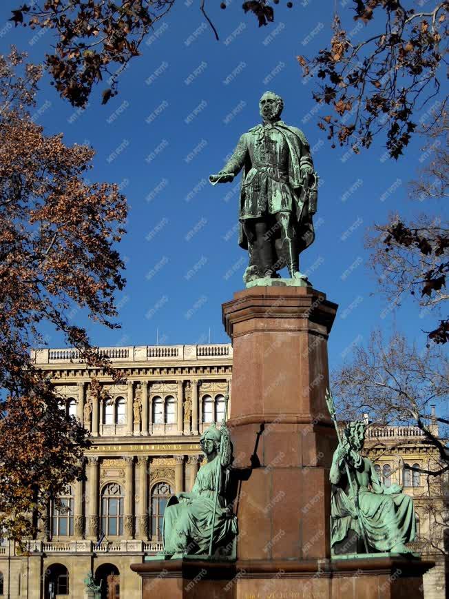 Köztéri szobor - Budapest - Széchenyi István szobra 