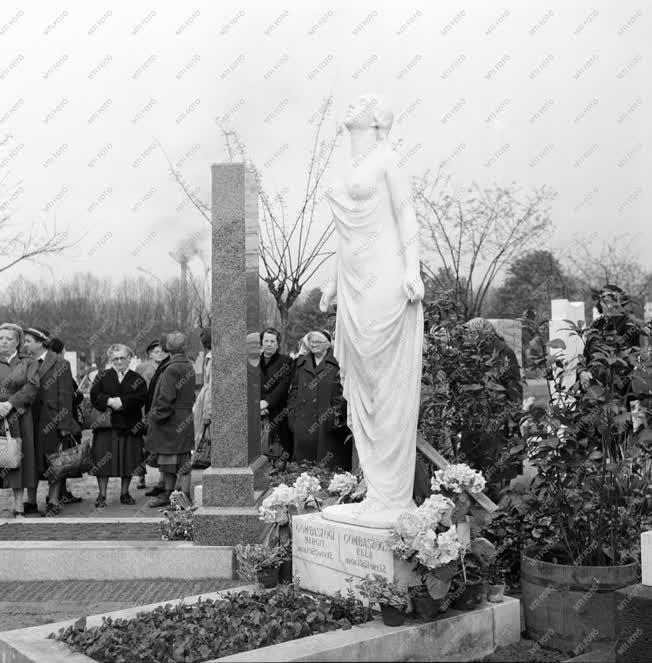 Kultúra - Színészek síremléke a Kerepesi temetőben