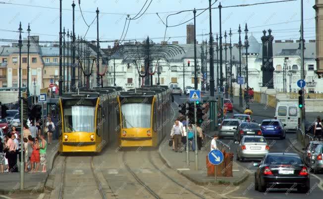 Városkép - Budapest - Közlekedés - Combinok a Margit hídon