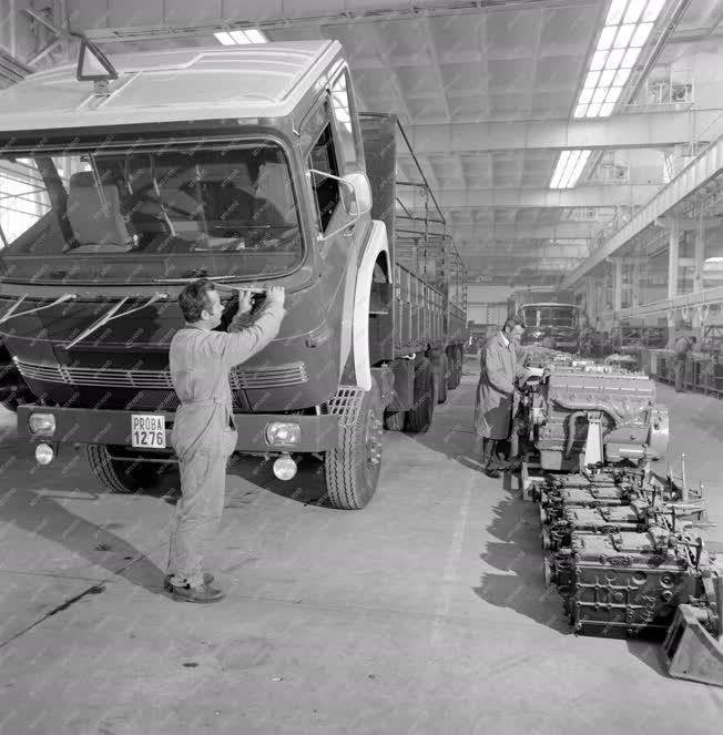 Ipar - Autógyártás - Az első Rába kamionok
