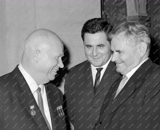 Külkapcsolat - A szovjet párt- és kormányküldöttség hazánkban