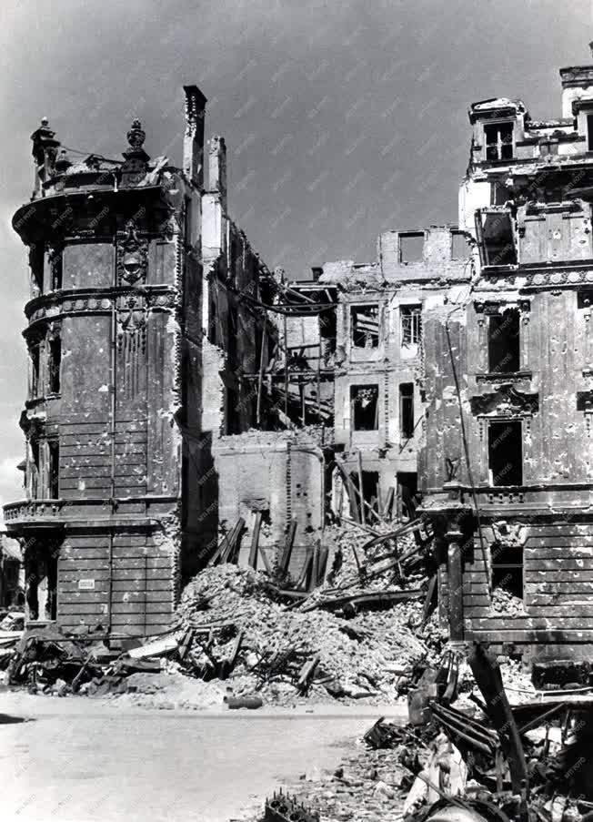 II. világháború - Romos Budapest - A Dísz tér az ostrom után