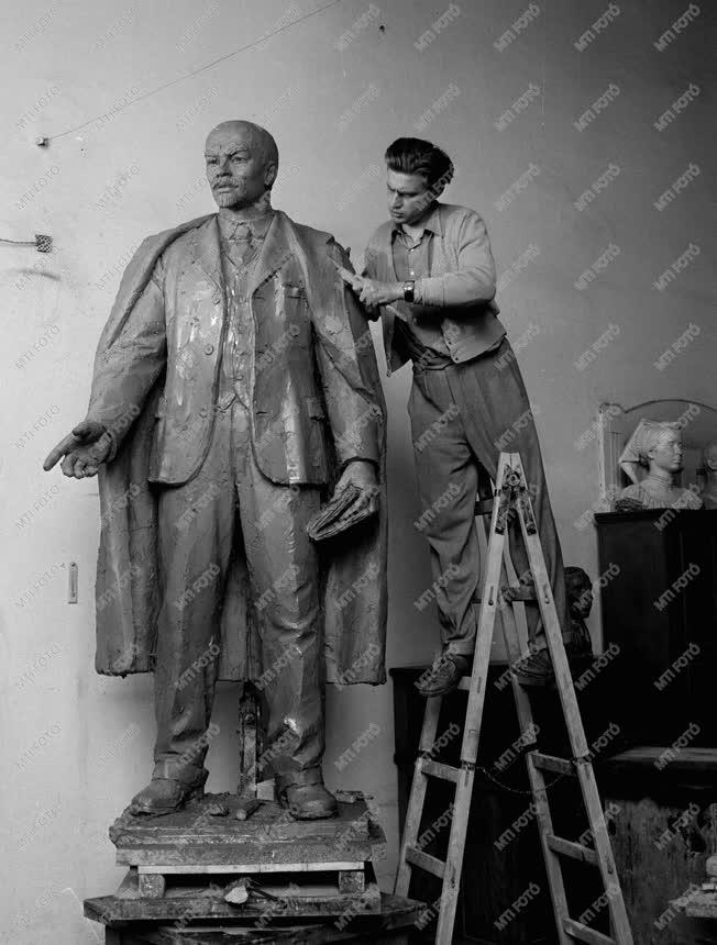 Képzőművészet - Szobrászat - Kamotsay István Lenin-szobra