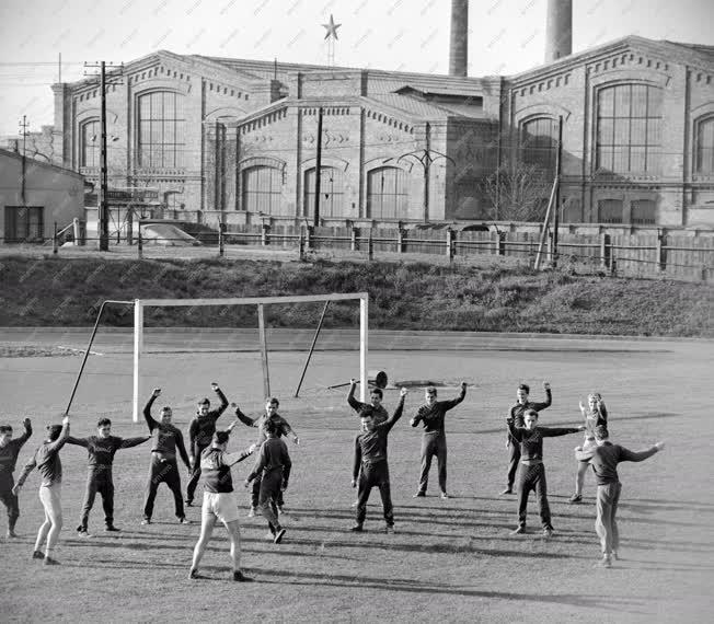 Sport - A Ganz-Mávag Gyár labdarúgói edzenek