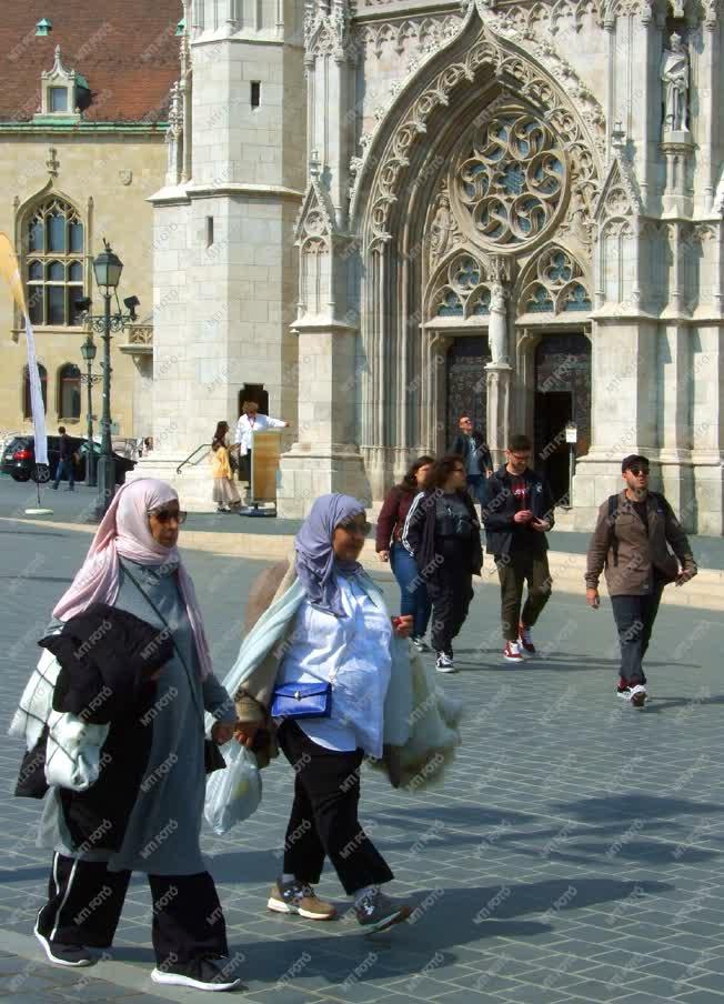 Idegenforgalom - Budapest - Turisták a Mátyás-templomnál