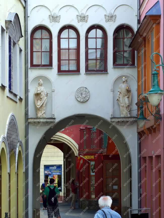Városkép - Révkomárom - Az Európa-udvar Szent István kapuja